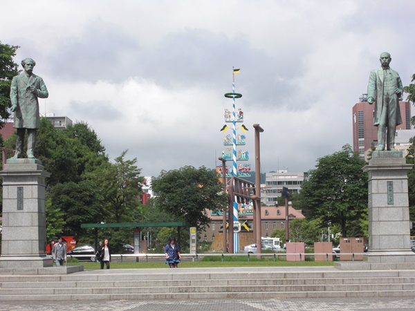 黒田清隆とホーレスケプロンの像です。【札幌観光貸切ジャンボタクシー】