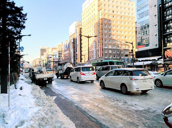札幌すすきのツルツル路面で朝から大渋滞です。
